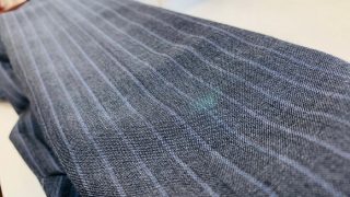 もしもお洋服にペンキが付いてしまって慌ててゴシゴシと拭き取ったり洗濯したり漂白したりしてもまだ取れるかも知れませんよ