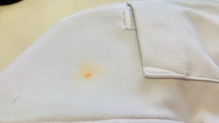 学生服に付いてしまったアクリル絵の具を取ろうとして石けんを使ったけど広がるだけで取れなかった事ありませんか？