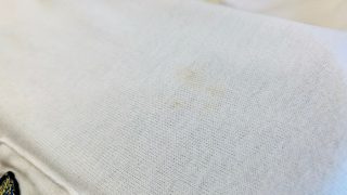 何時付いたのかそれとも時間が経って浮き出てきたのかよく分からない黄色いシミはありませんか？