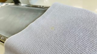 部分的に黄色くなってしまったシミの大半は食べこぼしによる取りきれてない汚れが変化したシミの場合が多いのです
