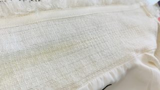 綿ジャケットの襟の黄ばみが気になる場合はクリーニング屋さんのシミ抜きでスッキリ致しましょう