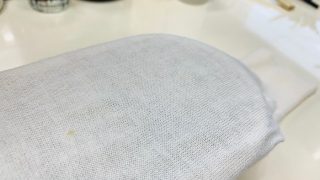 淡色で薄手のセーターにシミや黄ばみが発生したらお洗濯やしみ抜きには要注意です