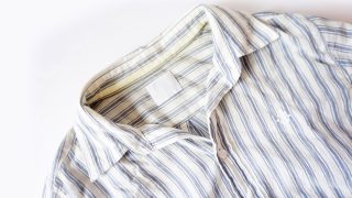 お家お洗濯してもお洋服は時間が経つと襟ぐりや袖口がキイロくなってしまう事があります