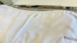 シャツ等の左側の袖口の内側は赤っぽくなっていたり黒っぽくなっていたりしませんか？