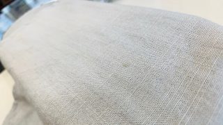 お気に入りの白いパンツに付いていた覚えのない黄色いシミを発見！かなり古いですけど取れますか？