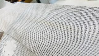お着物のシミ抜きのご相談で多いのが変色等の長期保管の最中に出てくる黄色い黄ばみのご相談です