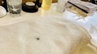 ボールペンのインクがピンポイントで付いてしまっても部分的なシミ抜きで対応可能なんです