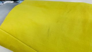 貼り合わせ素材のコートは生地が硬めなのでスレ汚れが目立ってきますがしみ抜きすればある程度取り除く事は可能です