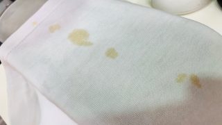 コーヒーやジュース等のシミはそのままにしてしまい時間が経過致しますと変色や虫害に遭いやすくなります