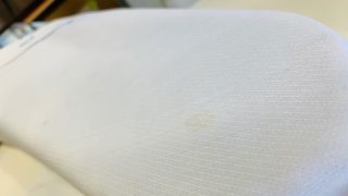 食べこぼし等のタンパク系のシミは付いた時にはさほど気にならない程度の汚れでも時間が経つと茶色っぽく変色して目立ってくる事があります