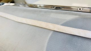お洋服の紐ベルト等の付属品もお洋服の一部ですのでシミに気が付いた時にはしみ抜き致しましょう