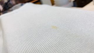 淡いブルーのセーターの付いていたかなり古い何年も前のシミですが取る事は可能ですか？