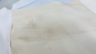 お洋服に移ってしまったバッグの色の色移りは染み抜き処理で取り除く事が可能です