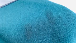張り合わせ加工のお洋服は接着樹脂の劣化により3年から５年でお洋服に剥離やべたつきの様な異常が出てきます