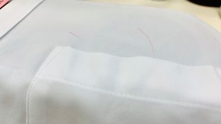 ボールペンの先を出しっぱなしでポケットの入り口に付いてしまったボールペンのインク