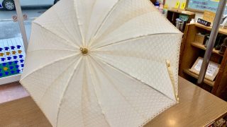 日傘を使わないで置いていると織り目にスジが入ってしまったりカビが生えて傷んでしまいますよ