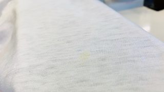 少しでも汚れている状態で長い時間が経ってしまいますとこの様な落ちにくそうな黄色の状態になる事があります