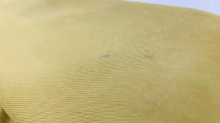 淡色系のお洋服に付いた頑固なシミは取り除く工程で色が抜けてしまったりする事があります