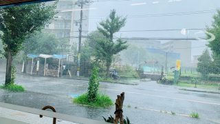 お気に入りのお洋服を着てお出かけしたら突然の雨にあってしまって濡れてしまい色が変わった事ってありませんか？