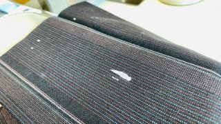 アクリル絵の具が大量についてしまったら何もせずにクリーニング屋さんで染み抜き致しましょう