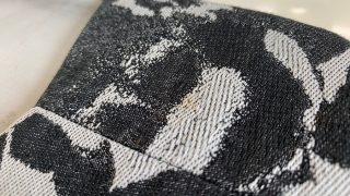 顔料染めは黒が映えますが有機溶剤には弱くドライクリーニングを行いますと色が変化するのでドライクリーニングが出来ない表示なのです