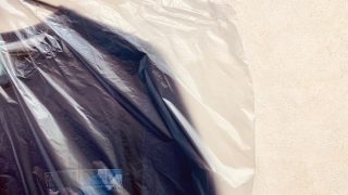 クリーニング屋さんでお洋服が包まれている袋はただのホコリよけなので袋からは外してクローゼットに仕舞いましょう