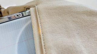 濃色でも淡色でもお洋服の色が一部だけ抜けてしまいますと気になりますし結構目立ってしまいます