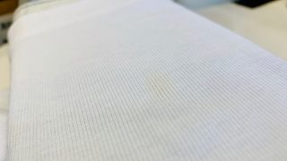 ずっとお洗濯していても全く動かない取れない薄い黄色いシミでも部分的に漂白すれば取り除く事が出来るかも