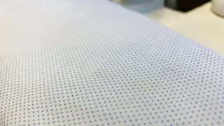 お家でのお洗濯でどうしても落ちない黄色いシミは洗剤では落ちませんので酸素系漂白処理が有効です