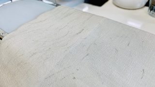 濃色の合成皮革ショルダーバッグを肩から掛けて歩いていたらジャケットに色が移ってしまった