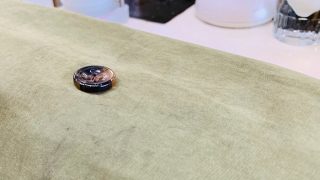 バッグに擦れてしまっただけなのに黒い筋が沢山お洋服に付いてしまったけどどうして？