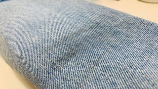 デニム生地にバッグ等の皮革製品の色が付いてしまっても取り除く事は出来るかも知れませんよ