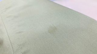 お洋服に付いてしまった水の様な濡れた様なシミの正体は油かも知れませんよ