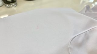 お家で制服のブラウスをお洗濯時に最後まで取れなかった赤いインクでも取り除く事は出来ますか？