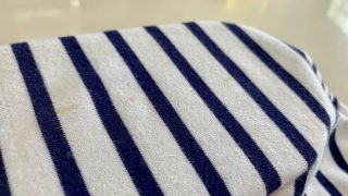 ストライプや色柄物のお洋服の白いライン部分に付いたシミを部分的に取る時には色の付いた部分に気を付けましょう