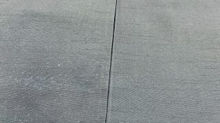 タンスに仕舞ってあるお着物に黄ばみや変色やカビ等が発生していたらお着物を扱えるクリーニング屋さんにメンテナンスをお願い致しましょう