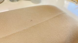 ボールペンのインクが薄いベージュのパンツに付いてしまった！色が抜けてしまいそうだしどうしましょう