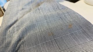 食事中にお洋服に付いてしまった料理のソースやスープは擦るのではなくて摘まんで拭き取って下さいね
