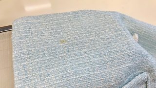 古そうな金色がかった黄色いシミが発生しているお洋服の場合にはかなり生地が傷んでいる可能性がありますので気を付けて下さいませ