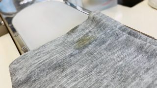 ウッカリして袖口に付いてしまった食べ物のソースは無理に拭き取らずにティッシュで押さえてティッシュ側に汚れを移しましょう