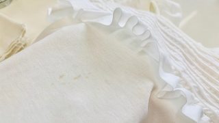 何が付いてしまったのか分からないシミの場合には変に触らない方が後の染み抜き処理で取れやすい事もあるんですね