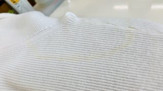 夏物衣料での一番多い染み抜きのご依頼が脇の所が部分的に黄色くなってしまったお洋服です