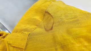 濃色のお洋服に浮き出てきた長時間保管中のオレンジ色や黄色い輪ジミでも取れる可能性がありますので諦めないで下さいませ