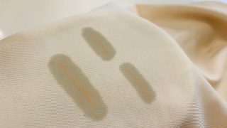 リキッドファンデーションは油分が多のでお洋服に付いてしまいますとお家では中々落とせなくなります