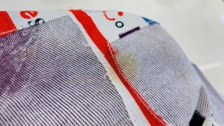 色柄物のお洋服に浮き出てきたいつから出てきたか分からないぐらいに古そうな黄色いシミはお家では中々取れません