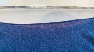 お洋服の襟元には汗の成分が付いた上に擦れも発生致しますので生地の色が変色しやすい部分です