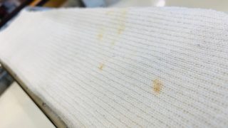 金色に近い黄色の濃いシミが出て来ていたらそれは食べこぼし等のシミが生地にもダメージを与えるぐらい既に変化してしまっているかも知れませんよ