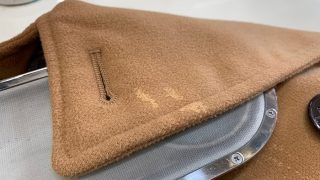 お洋服は着用すれば食べこぼし汚れや皮脂汚れが襟首や袖口に付着してしまいますので変化してしまう前に染み抜き致しましょう