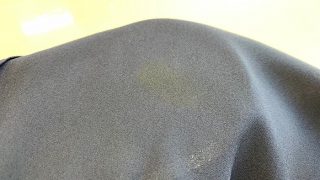金色っぽく見える黄色いシミはお洋服の場合にはかなり生地が傷んでいる可能性があります
