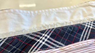 ワイシャツの襟の折り返し部分は生地が弱っておりますので黒いスス汚れが入り易くて取り除きにくいのです